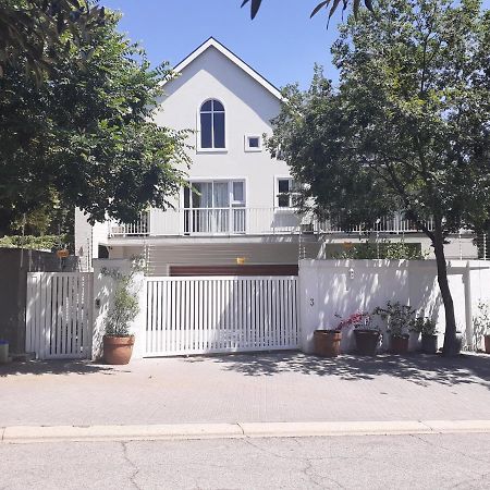 3 On Tessa Guesthouse โจฮันเนสเบิร์ก ภายนอก รูปภาพ