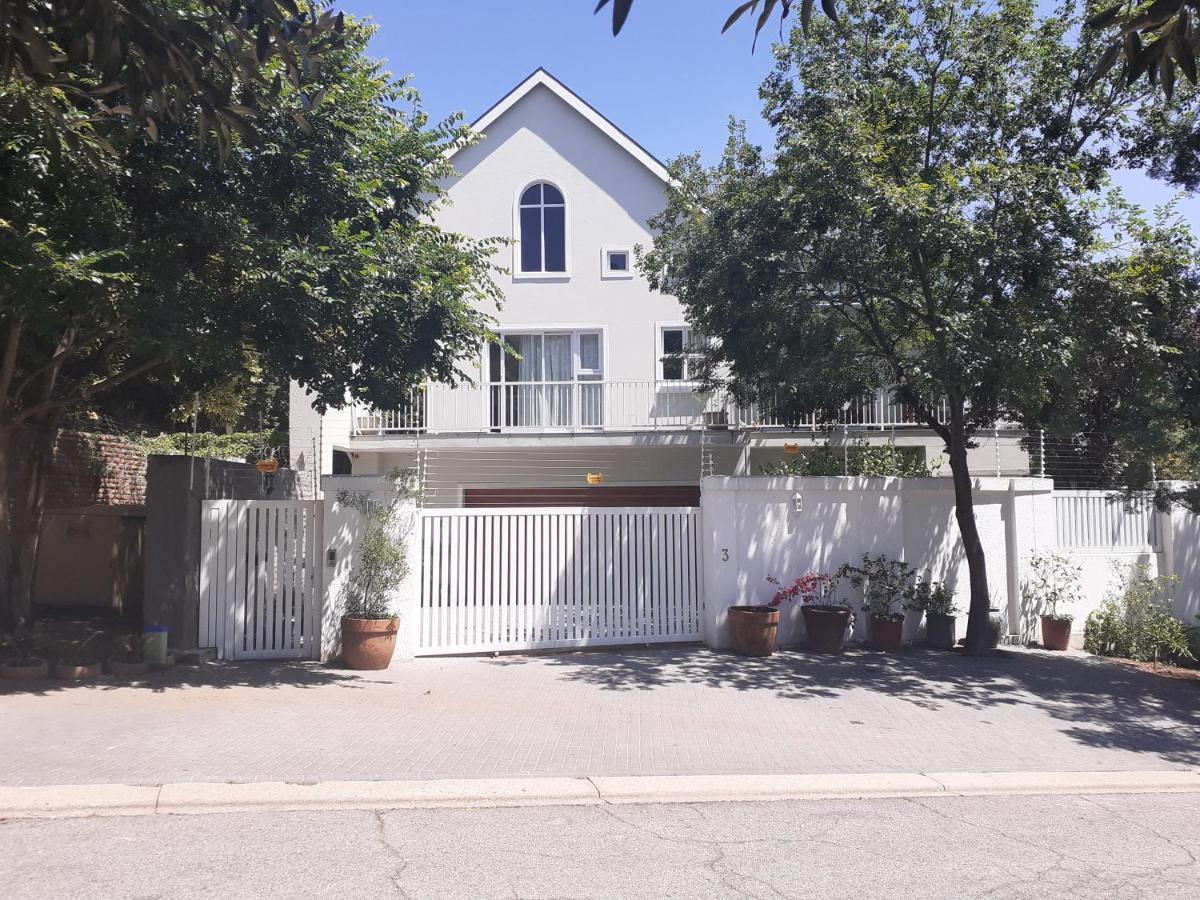 3 On Tessa Guesthouse โจฮันเนสเบิร์ก ภายนอก รูปภาพ